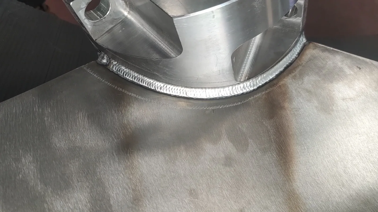 Cordó de soldadura TIG en una peça mecanitzada